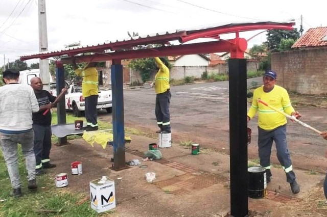 Semob inicia trabalho de revitalização dos abrigos de pontos de ônibus