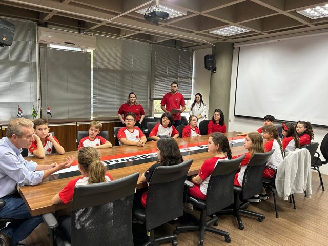 Prefeito recebe no gabinete visita de alunos do colégio Maple Bear