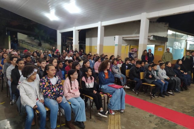 Proerd forma 60 alunos na Escola Municipal Carlos Castilho Cabral, em Prudente