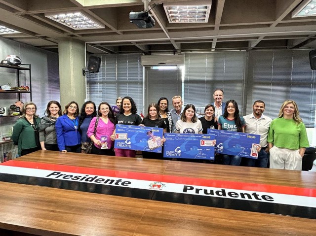 Prefeito entrega premiação às ganhadoras do ‘Governa Jovem’; 123 redações concorrentes