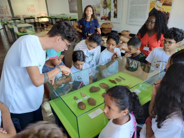 Alunos do Cidadescola visitam Museu e laboratório de Arqueologia da FTC Unesp 