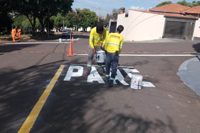 Semob faz trabalho de revitalização na sinalização viária do Jardim Sumaré