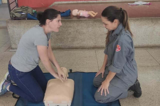 Equipe da EM Antônio Moreira Lima recebe treinamento de primeiros socorros pelos Bombeiros