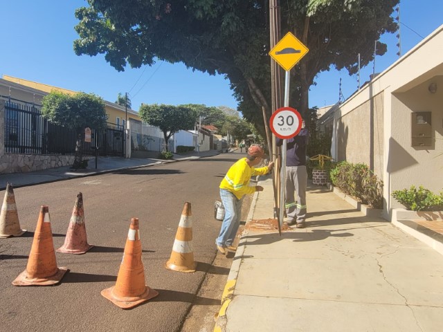 Semob faz melhoria na sinalização viária na Rua Prudente de Moraes e Av. Paulo Marcondes