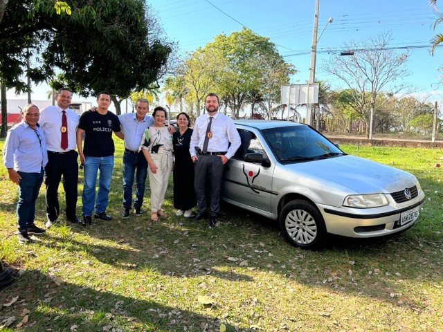 Prefeito Ed e delegado Rafael Galvão visitam Núcleo Ttere, que recebe doação de carro