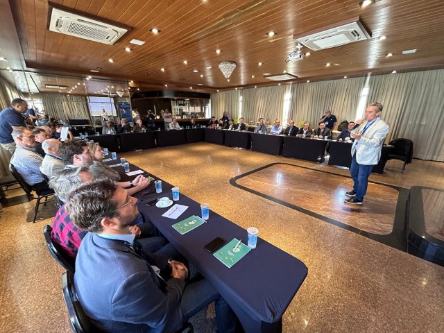 Prefeito participa de encontro entre representantes de cooperativas