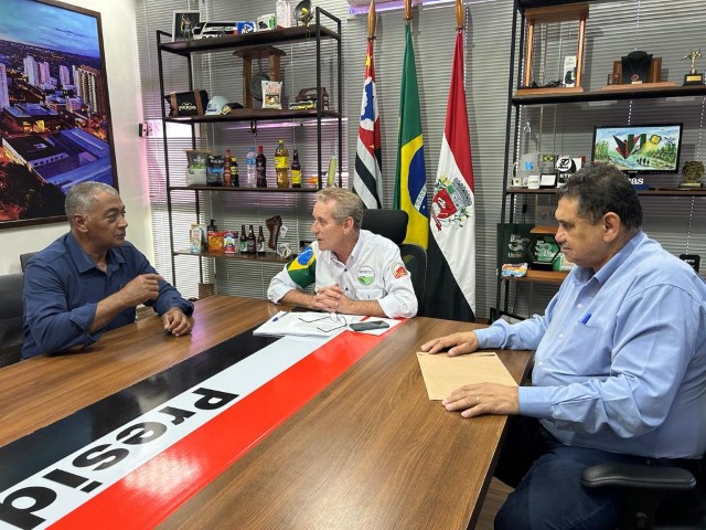 Prefeito e vice se reúnem com presidente de bairro do Jardim Vale do Sol