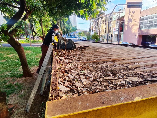 Sesau e Semob dão sequência à limpeza dos abrigos de ônibus; ação acontece na área central