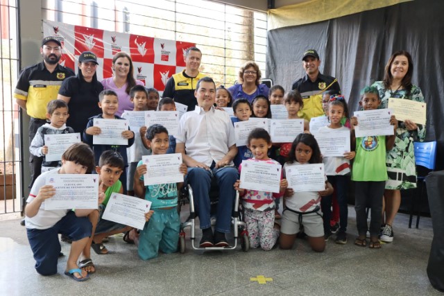 EM Carmen Pereira Delfim recebe certificados do projeto Cidade Mirim