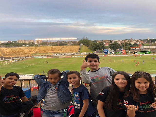 Crianças do Projeto Aquarela assistem ao Jogo do Grêmio Prudente no último sábado