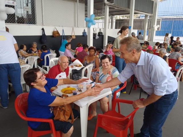 Centro de Referência do Idoso comemora 13 anos com almoço especial para 150 idosos 