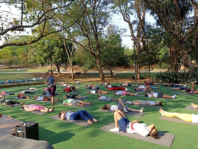 Alunos do Cidadescola da E.M. Ettore Marangoni têm aula de Yoga em parceria com o Sesc 