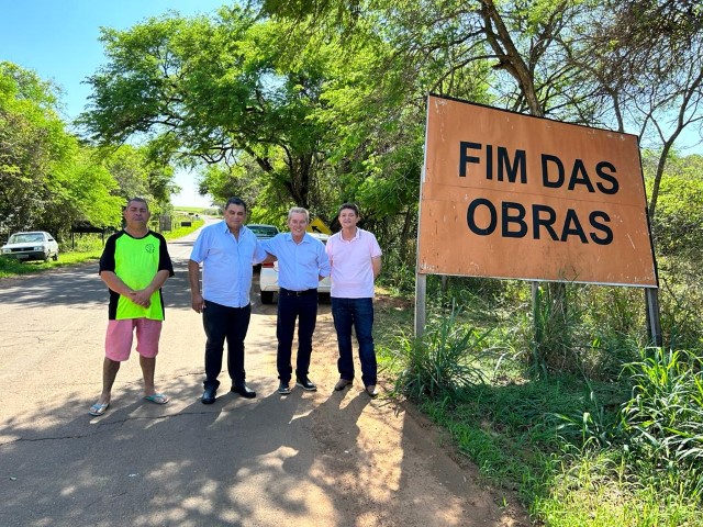 Na fase final, prefeito e vice visitam obras de pavimentação da Rod. Raimundo Maiolini