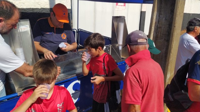 Defesa Civil e Sabesp entregam quase 2 mil copos de água durante onda de calor 