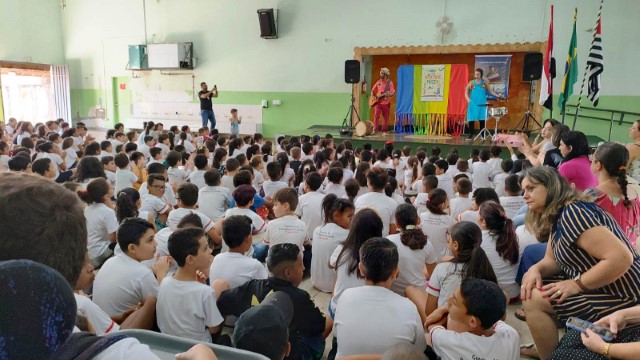 Flitpp nas Escolas começa com apresentações do Grupo Taquitá e Histórias da Nana