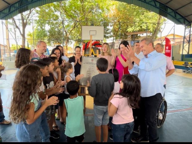 Prefeito entrega revitalização da Escola Municipal Maria do Socorro na Cecap