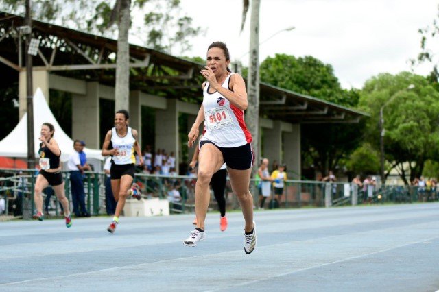 Agda Santos se destaca no campeonato brasileiro Máster de Atletismo em Recife