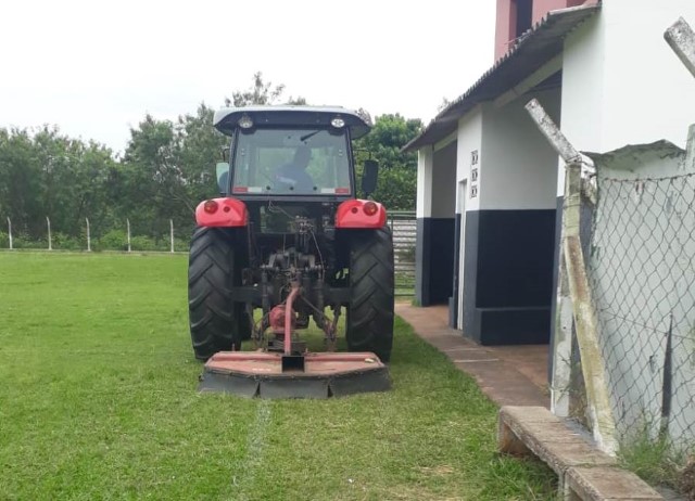 Semepp segue cronograma de zeladoria com roçagem e limpeza no campo do Santa Paula