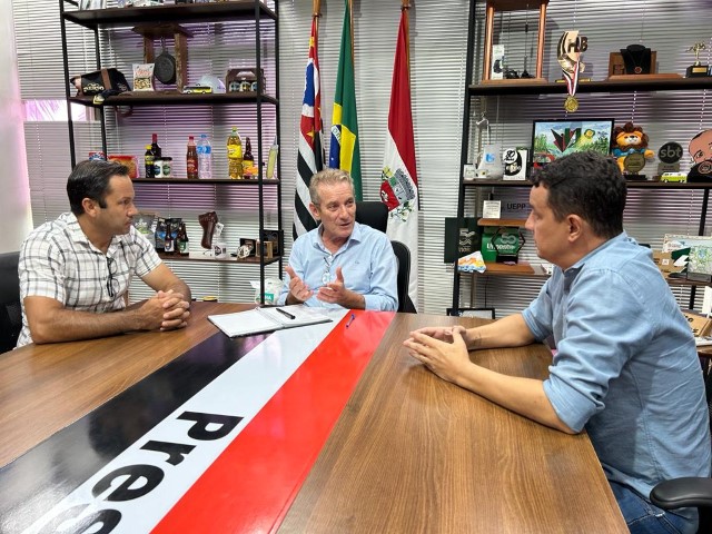 Prefeito recebe Edgar Caldeira, presidente da Associação de Moradores do Ana Jacinta