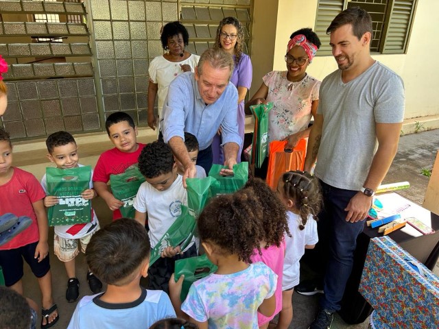 Ed Thomas participa de atividade de encerramento do Flitpp na Escola Carlo Ceriani