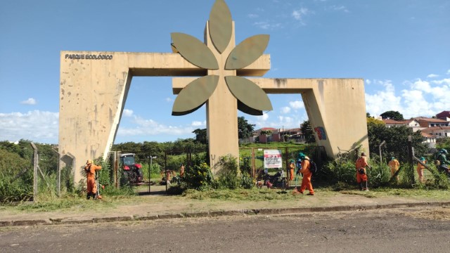 Mutirão de limpeza é feito em toda área verde do Parque Ecológico Nelson Bugalho