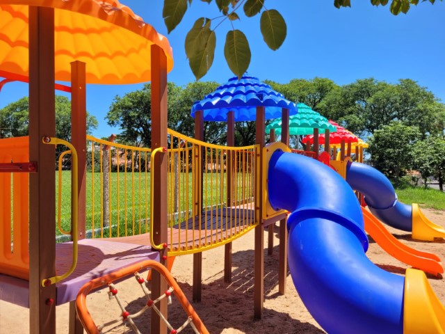Prefeitura instala playground infantil lado do tracionado do campo do Jardim Regina