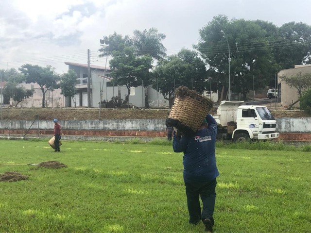 Semepp e Prudenco fazem trabalho de roçagem e limpeza na Praça da Juventude do Ana Jacinta