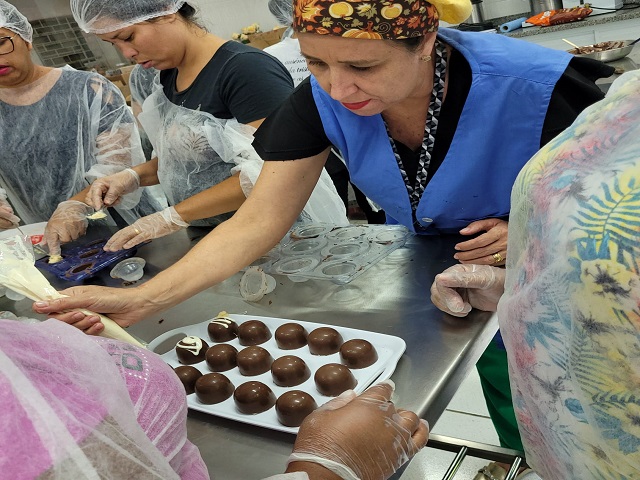 Fundo Social realiza formatura do curso de fabricação de ovos de Páscoa