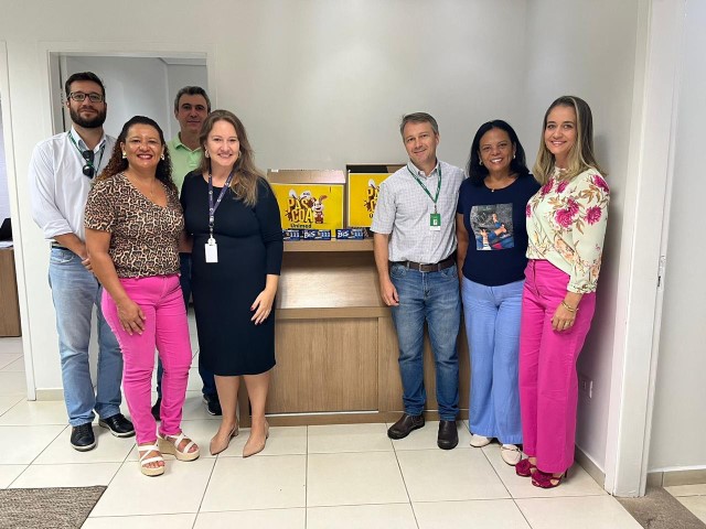 Primeira-dama recebe chocolates arrecadados pela Unimed e serão doados a crianças do Creas