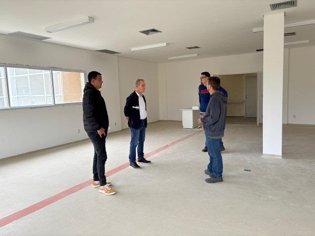 Prefeito e secretário visitam obra da Rede de Reabilitação Lucy Montoro 