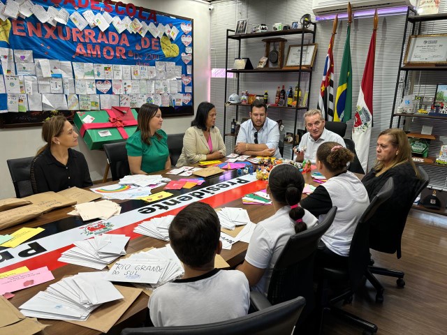 Alunos da rede municipal de Prudente entregam cartas para envio ao Rio Grande do Sul