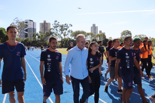 Entre medalhistas olímpicos e jovens promessas do esporte; pista da FCT/Unesp é entregue