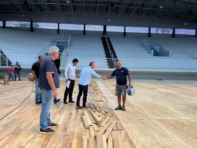 Prefeito e secretário visitam obras do Ginásio de Esportes; inauguração nos próximos dias