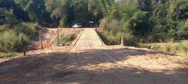 Secretaria de Agricultura reconstrói ponte de madeira do Bairro Gramado