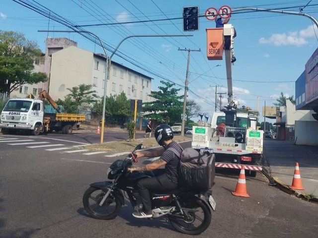 Semob implanta semáforos na Avenida JK, em frente aos prédios da CDHU da Cecap