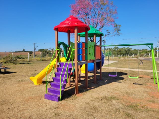 Bairro Vida Nova Pacaembu recebe nova área de lazer com playground para crianças 