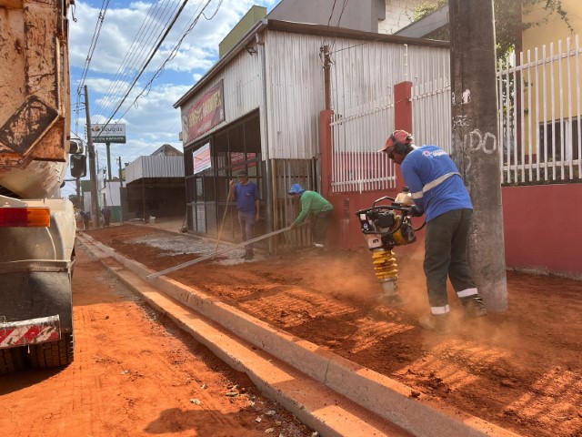 Obras de pavimentação em nova faixa da JK atinge estádio de 50%