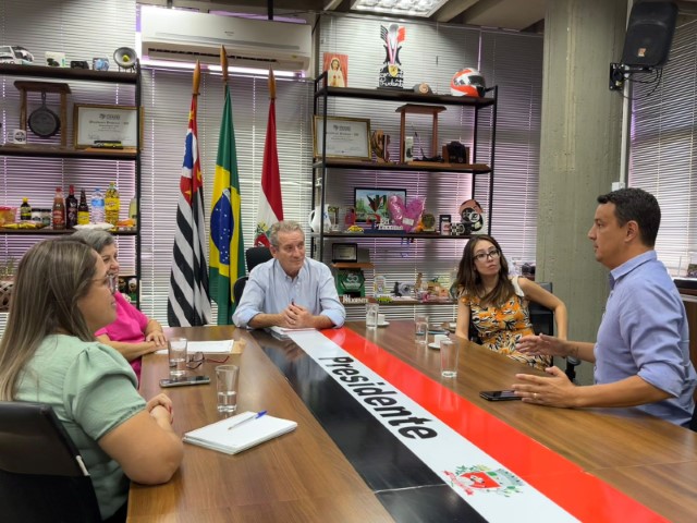 Prefeito Ed Thomas recebe equipe da Carim, que solicita apoio para firmar convênio 