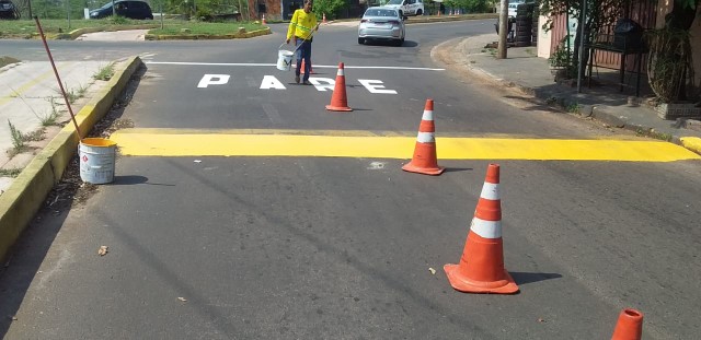 Semob faz trabalho de reforma em placas de trânsito para melhoria na sinalização viária