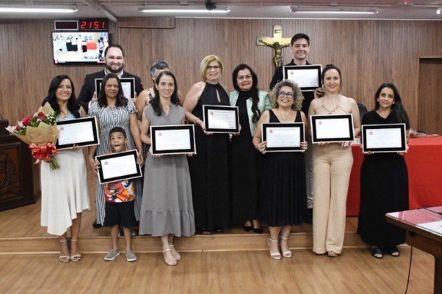 Câmara Municipal faz homenagem a professores de Prudente com cartões de prata