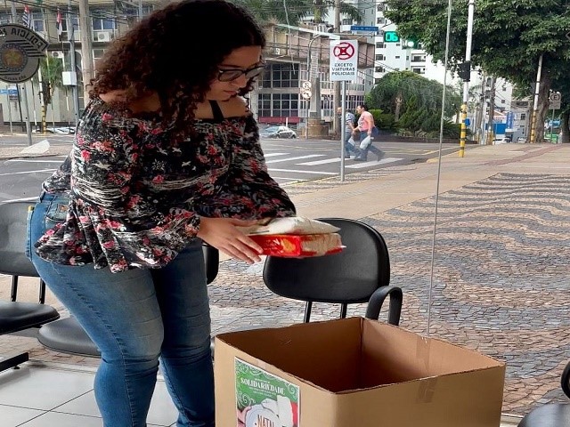 Pontos de coleta da Campanha de Natal Sem Fome recebem caixa para depósito dos alimentos 