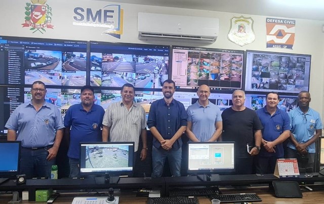 Vice-prefeito e secretário da Semob visitam central de monitoramento de Assis-SP 