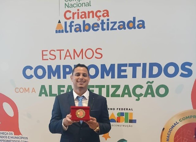 Educação municipal de Prudente recebe Selo Ouro de Alfabetização em Brasília