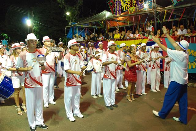 Visando carnaval, PL que destina recursos à associação das escolas de samba é aprovado