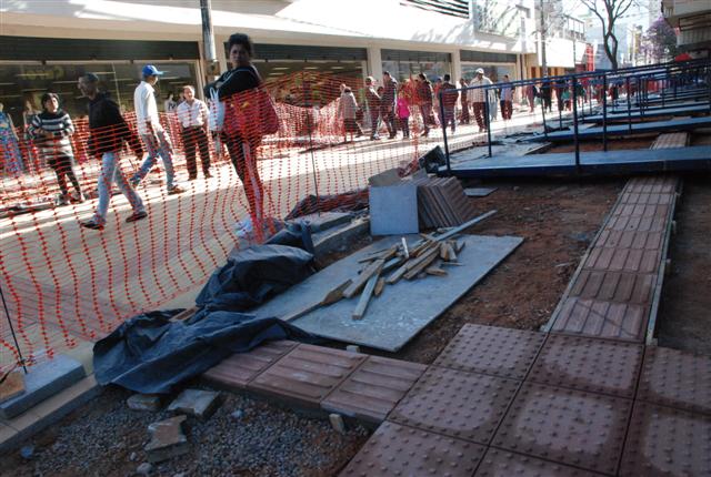 Prefeitura garante acessibilidade em reformas do Calçadão que incluem piso tátil