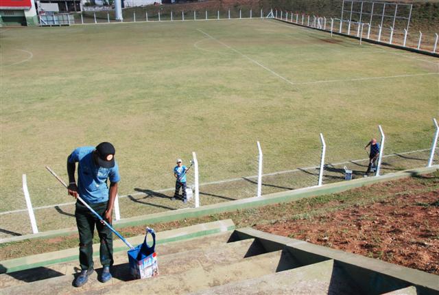 Secretaria de Obras finaliza serviços no campo de futebol do Santa Paula com pintura geral 