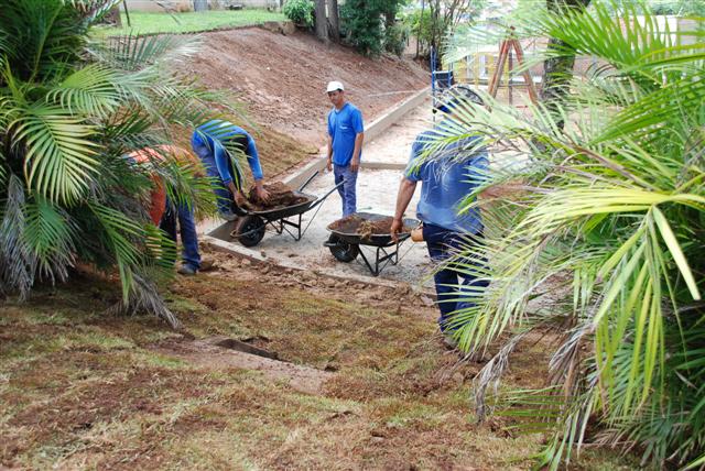 Reformas na área de lazer da Vila Mendes entram na reta final com plantio de grama 