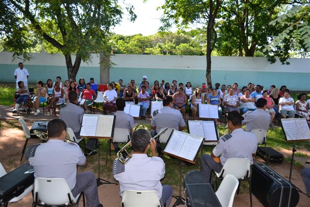Banda da Polícia Militar abre comemorações de Natal do Hospital Allan Kardec