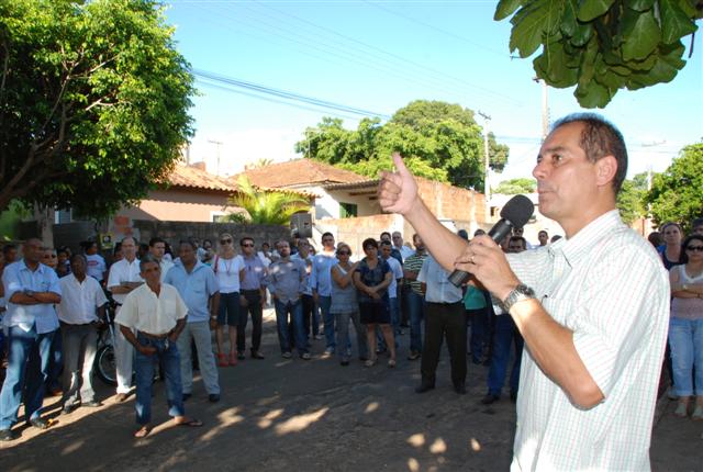 Moradores do Bandeirantes recebem área de lazer e prometem manutenção
