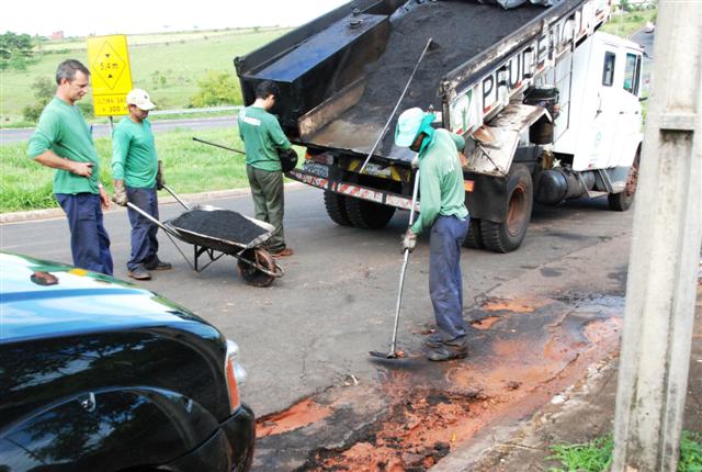 Cinco bairros de Prudente recebem serviços da operação tapa-buracos nesta quinta